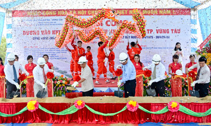 Lãnh đạo Tỉnh ủy, UBND tỉnh và nhà đầu tư thực hiện nghi thức khởi công dự án đường vào KCN dầu khí Long Sơn sáng 22-4 tại xã Long Sơn (TP. Vũng Tàu).