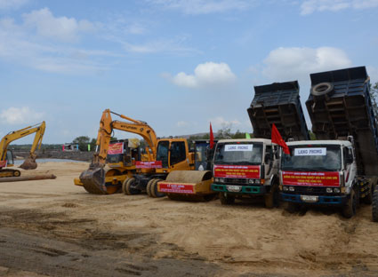 Các loại xe thi công chuẩn bị san lấp mặt bằng công trình đường vào khu công nghiệp dầu khí Long Sơn.